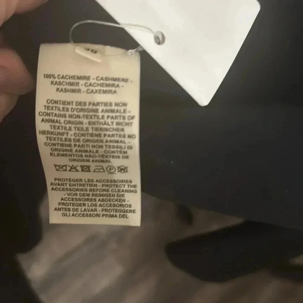 HERMES 100% Cashmere coat
NWT’s

8129 - Picture 9 of 10